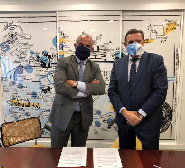 Faustino Velasco, presidente de Satlink, y Julio Morón, director gerente de OPAGAC