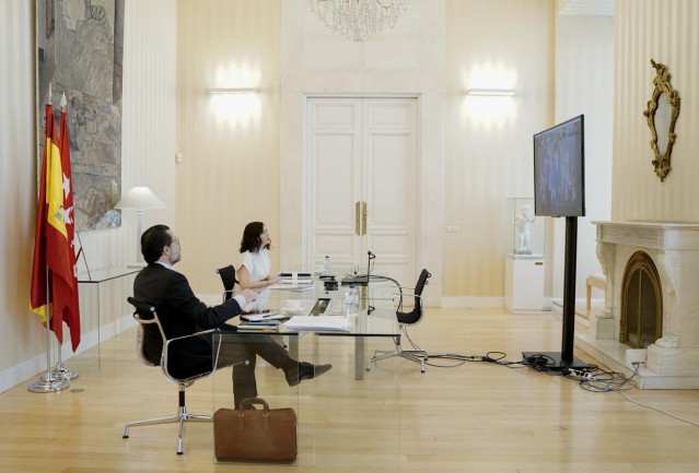La presidenta de la Comunidad, Isabel Díaz Ayuso, participa en la videoconferencia de presidentes acompañada de su consejero de Hacienda, Javier Fernández-Lasquetty.