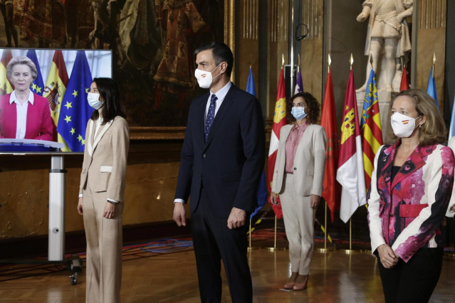 El presidente del Gobierno, Pedro Sánchez (c) junto a la presidenta del Senado Pilar Llop, (i) la vicepresidenta de Asuntos Económicos, Nadia Calviño (d) y la ministra de Hacienda, María Jesús Montero (2d) mientras en la pantalla se conecta la presidenta