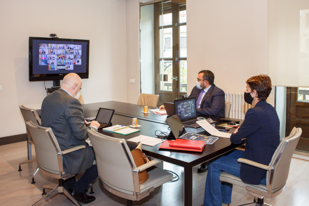 Chivite, junto con los vicepresidentes Remírez y Aierdi, en la Conferencia telemática de Presidentes Autonómicos con Pedro Sánchez