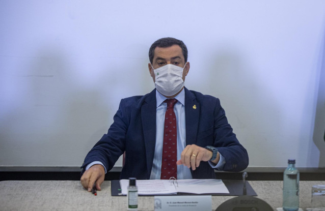 El presidente de la Junta, Juanma Moreno (c), en una foto de archivo