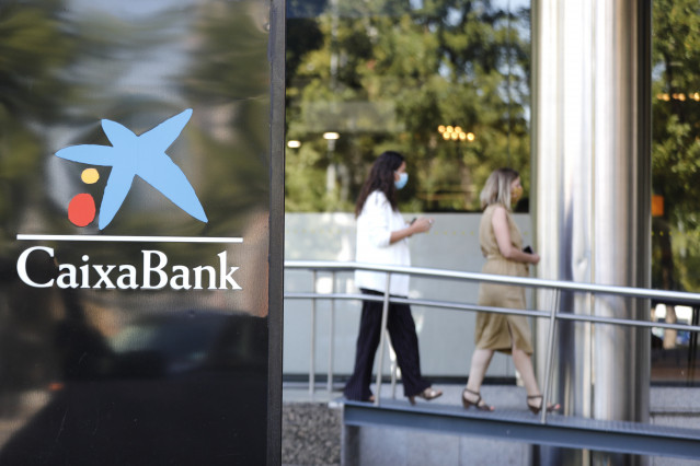 Distintivo y logo de las oficinas de Caixabank en Madrid (España).