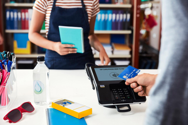 Un cliente paga con tarjeta Visa en un comercio