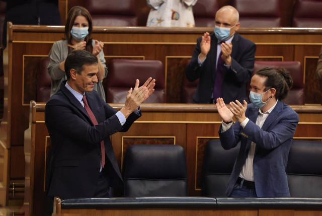 El presidente del Gobierno, Pedro Sánchez (i), es aplaudido por la vicesecretaria general del PSOE y portavoz en el Congreso, Adriana Lastra; el secretario general del PSOE en el Congreso, Rafael Simancas; y el vicepresidente segundo, Pablo Iglesias (d).