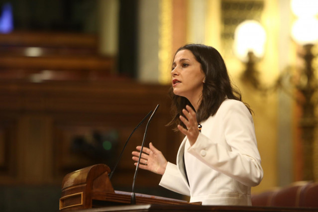 La presidenta de Ciudadanos, Inés Arrimadas, interviniendo desde la tribuna del hemiciclo en el Congreso de los Diputados.