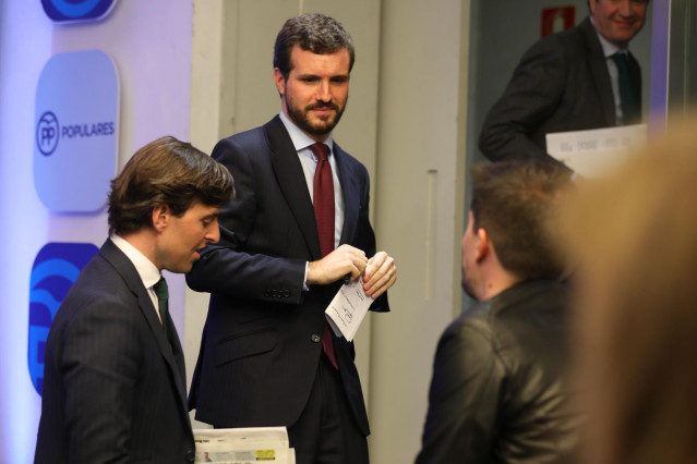 El presidente del Partido Popular, Pablo Casado, y el vicesecretario nacional de Comunicación del PP, Pablo Montesinos  en la sede de Partido Popular. En Madrid (España), a 9 de marzo de 2020.