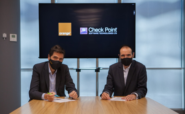 Joaquín Colino, director de Empresas de Orange, y Mario García, director general de Check Point para España y Portugal, en la firma del acuerdo entre las dos compañías