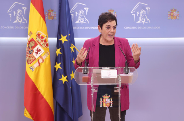 La portavoz de Bildu en el Congreso, Mertxe Aizpurua, interviene en la rueda de prensa.