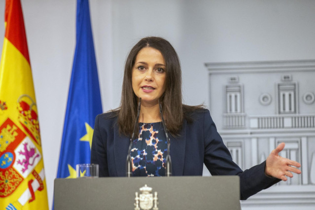 La presidenta de Ciudadanos, Inés Arrimadas, en una rueda de prensa en el Palacio de la Moncloa.