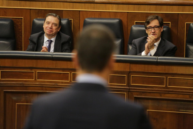 El presidente del Gobierno, Pedro Sánchez, en el Pleno del Congfreso con Salvador Illa en su escaño