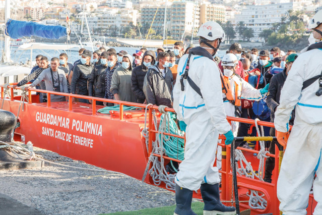 Trabajadores de Cruz Roja ayudan en el Muelle a trasladar a migrantes que han interceptado en aguas canarias