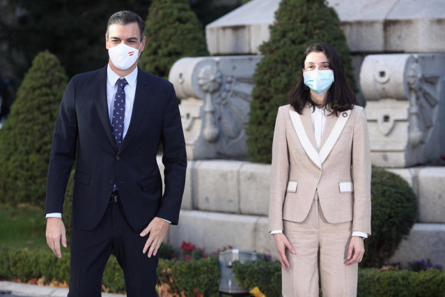 La presidenta del Senado, Pilar Llop, y el presidente del Gobierno, Pedro Sánchez, posan en el Senado.