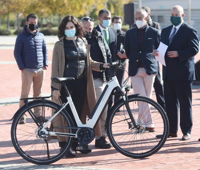 La presidenta de la Comunidad de Madrid, Isabel Díaz Ayuso, sostiene una bicicleta, en Madrid, (España), a 27 de octubre de 2020.