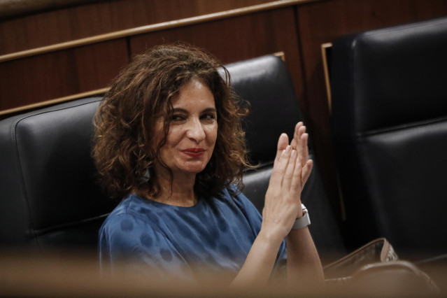 La ministra de Hacienda, María Jesús Montero,en el Pleno del Congreso