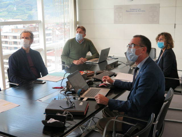 El consejero de Sanidad, Pablo Fernández, a la derecha