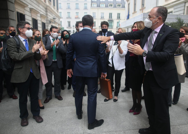 El presidente de Vox, Santiago Abascal, es aplaudido por diputados de su formación tras la finalización del debate de la moción de censura