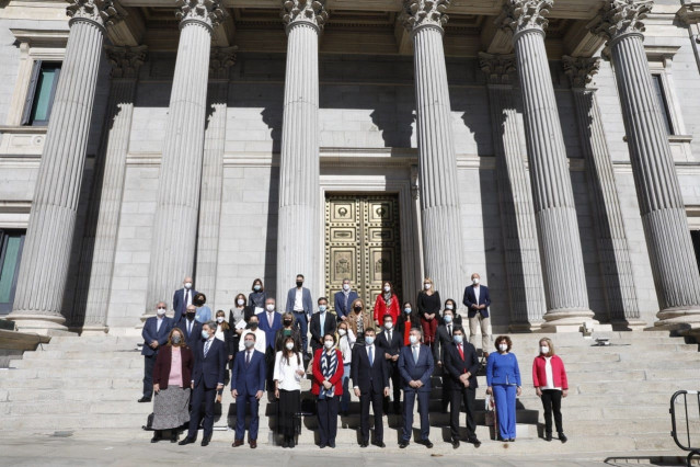 Diputados de la Comisión del Pacto de Toledo, incluida su presidenta, Magdalena Valerio, posan ante el Congreso tras aprobar la renovación de sus recomendaciones
