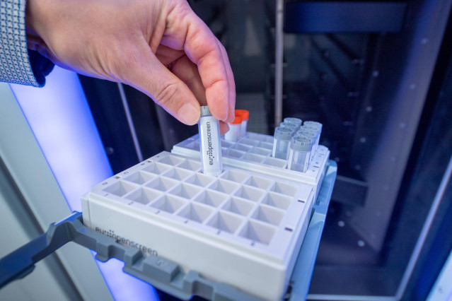 Una herramienta de EU-OPENSCREEN es la Biblioteca Europea Química Biológica (ECBL), que está integrada por 100.000 compuestos. /