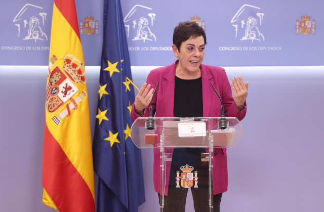 La portavoz de Bildu en el Congreso, Mertxe Aizpurua, interviene en la rueda de prensa posterior a la Junta de Portavoces celebrada en el Congreso de los Diputados, en Madrid, (España), a 20 de octubre de 2020.