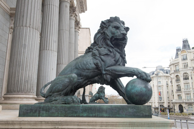 Estatuas de leones en la entrada del Congreso de los Diputados durante el estado de alarma decretado por el coronavirus, en Madrid (España), a 16 de marzo de 2020.