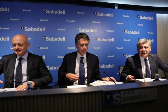 (I-D) El director financiero, Tomás Varela; el consejero delegado del Banco Sabadell, Jaime Guardiola y el subdirector general, Gabriel Martínez en rueda de prensa el 25 de octubre de 2019.