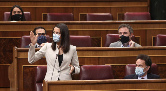 La presidenta de Ciudadanos, Inés Arrimadas, interviniendo desde su escaño en el Congreso de los Diputados junto a Edmundo Bal y otros diputados del partido.