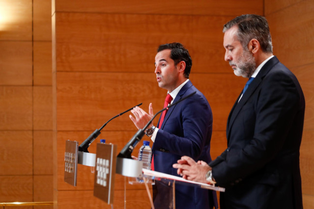 El vicepresidente, consejero de Deportes, Transparencia y portavoz, Ignacio Aguado (i); y el consejero de Justicia, Interior y Víctimas, Enrique López, comparecen en rueda de prensa en la Casa Real de Correos, en Madrid, (España), a 14 de octubre de 2020.