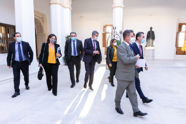 El presidente de Castilla-La Mancha, Emiliano García-Page, celebra una reunión con representantes de los agentes económicos y sociales, con la FEMP y con los presidentes de las diputaciones.