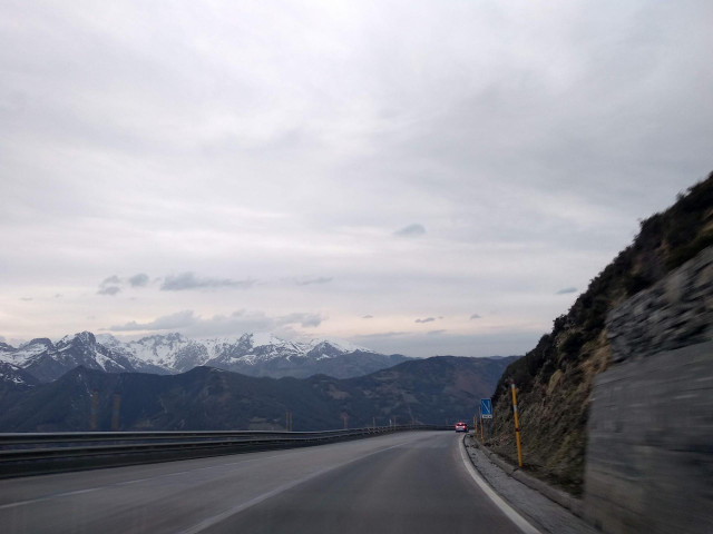 Puerto de Pajares, vías del tren junto a la carretera, variante de Pajares.