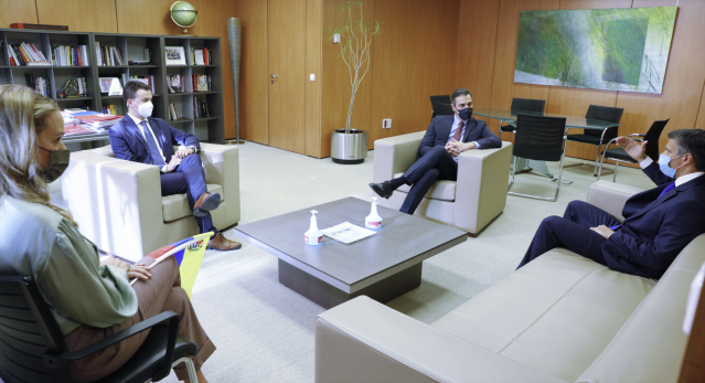El presidente del Gobierno y secretario general del PSOE, Pedro Sánchez (3i) y el opositor venezolano en Leopoldo López (d), durante una reunión organizada en la sede socialista de la calle Ferraz, en Madrid (España), a 27 de octubre de 2020. Sánchez ha r