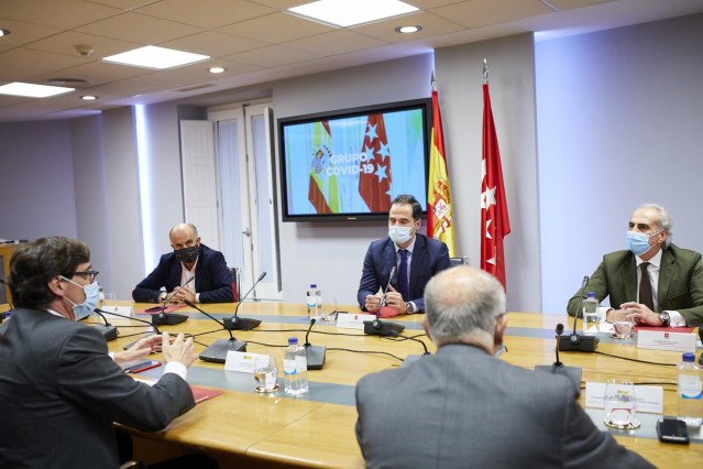 (I-D) El viceconsejero de Salud Pública y Plan COVID-19 de la Comunidad de Madrid, Antonio Zapatero; el vicepresidente, consejero de Deportes, Transparencia y portavoz, Ignacio Aguado; y el consejero de Sanidad de la Comunidad de Madrid, Enrique Ruiz Escu