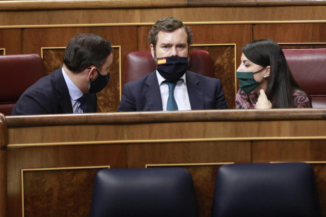 (I-D) El presidente de VOX, Santiago Abascal; el portavoz de Vox en el Congreso de los Diputados, Iván Espinosa de los Monteros; y la diputada de VOX, Macarena Olona.