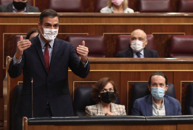 El presidente del Gobierno, Pedro Sánchez, responde a las preguntas de la oposición durante una sesión de control al Gobierno en el Congreso de los Diputados, en Madrid, (España), a 28 de octubre de 2020.