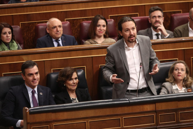 El vicepresidente segundo, Pablo Iglesias, responde a la pregunta del secretario general del PP, Teodoro García Egea, durante una sesión de control al Gobierno en el Congreso de los Diputados, en Madrid (España).