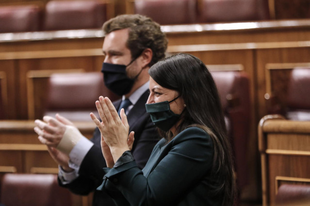 Los diputados de Vox Macarena Olona e Iván Espinosa de los Monteros.