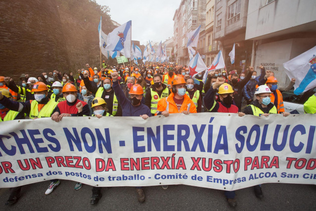 Trabajadores de la planta de Alcoa San Cibrao durante una movilización en Lugo
