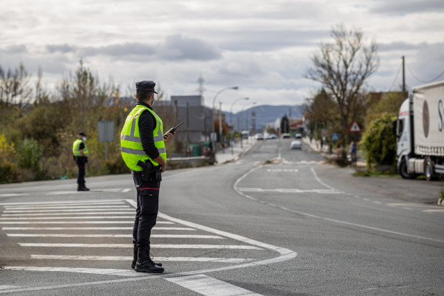 Agentes de la Ertzaintza realizam un control de movilidad durante el primer día de confinamiento perimetral, en Vitoria