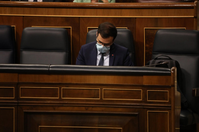 El ministro de Consumo, Alberto Garzón, durante una sesión plenaria en el Congreso de los Diputados