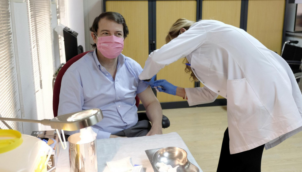 El presidente Fernández Mañueco en el momento de vacunarse contra la gripe.