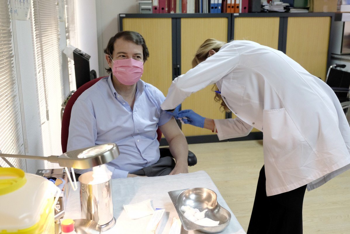El presidente Fernández Mañueco en el momento de vacunarse contra la gripe.