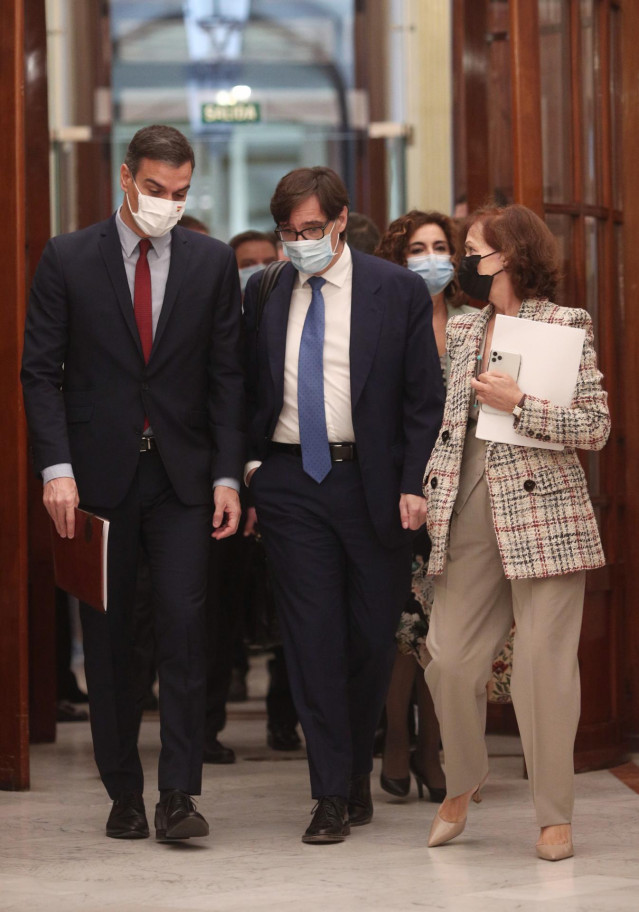 El presidente del Gobierno, Pedro Sánchez; el ministro de Sanidad, Salvador Illa; y la vicepresidenta primera del Gobierno, Carmen Calvo; a su llegada a una sesión de control al Gobierno en el Congreso. En Madrid, (España), a 28 de octubre de 2020.