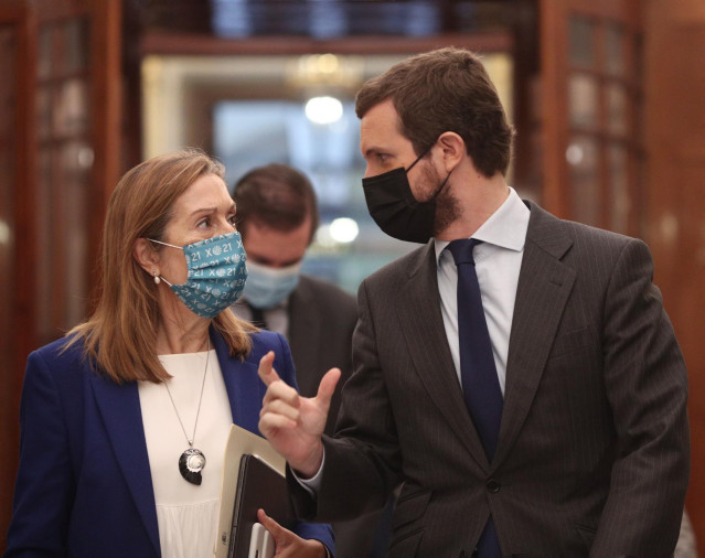El líder del PP, Pablo Casado, mantiene una conversación con la vicesecretaria de Política Social del PP, Ana Pastor, a su llegada a una sesión de control al Gobierno en el Congreso de los Diputados, en Madrid, (España), a 28 de octubre de 2020.