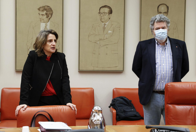 La vicepresidenta cuarta del Gobierno y ministra para la Transición Ecológica y el Reto Demográfico, Teresa Ribera, acompañada por el presidente de la comisión, Juan Antonio López de Uralde