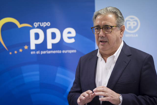 El eurodiputado del PP y exministro del Interior, Juan Ignacio Zoido, durante una entrevista para Europa Press sobre las ayudas de la PAC, en la sede del Partido Popular, en Sevilla, Andalucía (España), a 22 de julio de 2020.