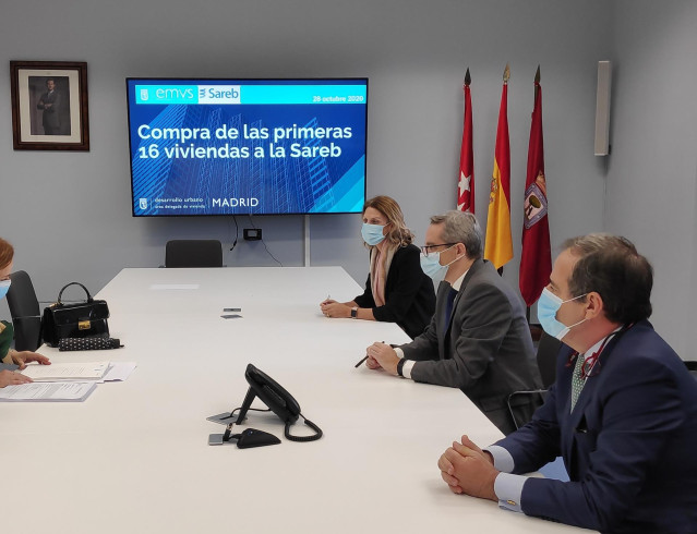 Reunión en la que han participado los directores de Sostenibilidad y de la Dirección Territorial Centro de Sareb, Gaspar González-Palenzuela y Begoña Gutiérrez, respectivamente, y el consejero delegado de la EMVS, Diego Lozano.