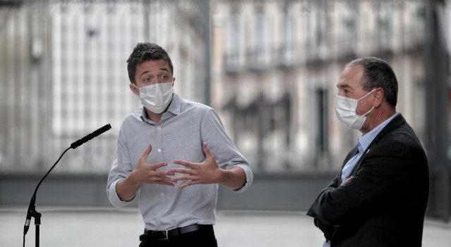 El líder de Más País, Íñigo Errejón, interviene acompañado por el diputado de Compromís en el Congreso, Joan Baldoví, durante una rueda de prensa en el Congreso de los Diputados, en Madrid, (España), a 28 de octubre de 2020.