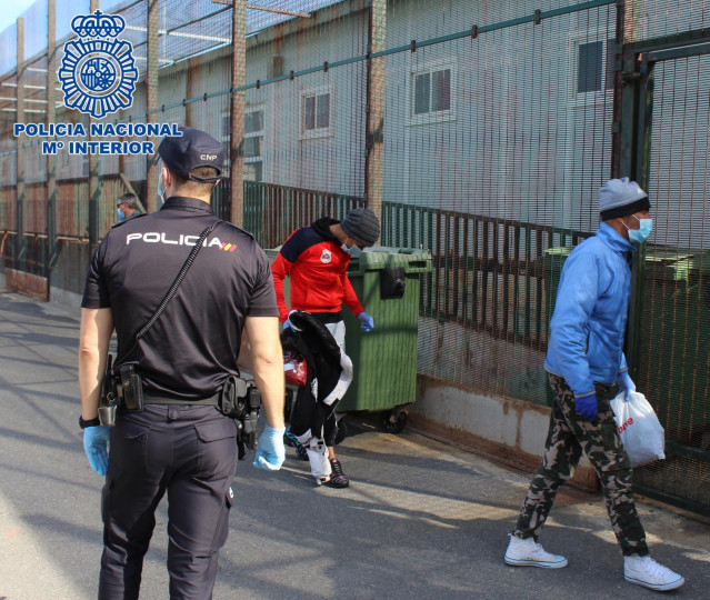 Recepción de inmigrantes llegados en patera en Almería
