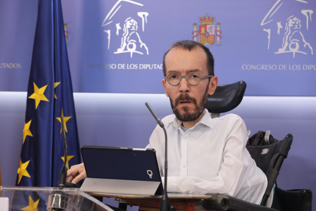 El portavoz de Unidas Podemos (UP) en el Congreso de los Diputados, Pablo Echenique, interviene en la rueda de prensa posterior a la reunión de la Junta de Portavoces en el Congreso de los Diputados, en Madrid (España), a 27 de octubre de 2020.