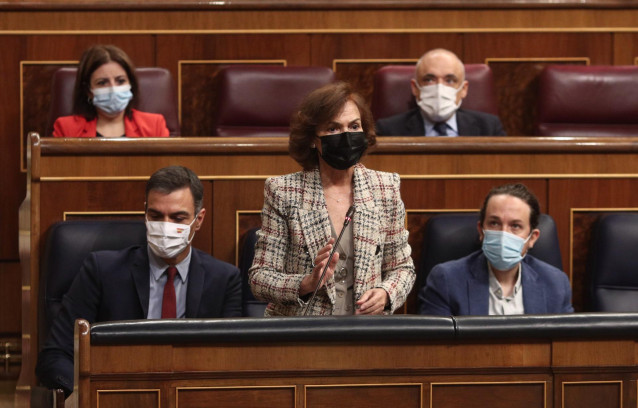 La vicepresidenta primera del Gobierno, Carmen Calvo, interviene durante una sesión de control al Gobierno en el Congreso de los Diputados.