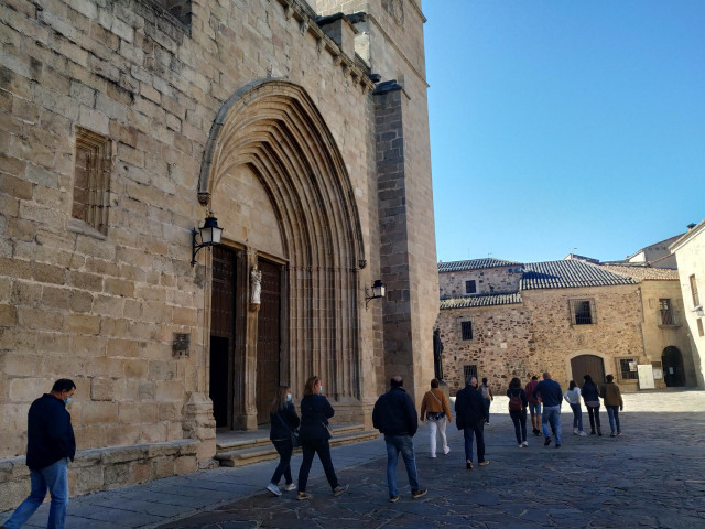 Turistas en la plaza de Santa María de Cáceres
